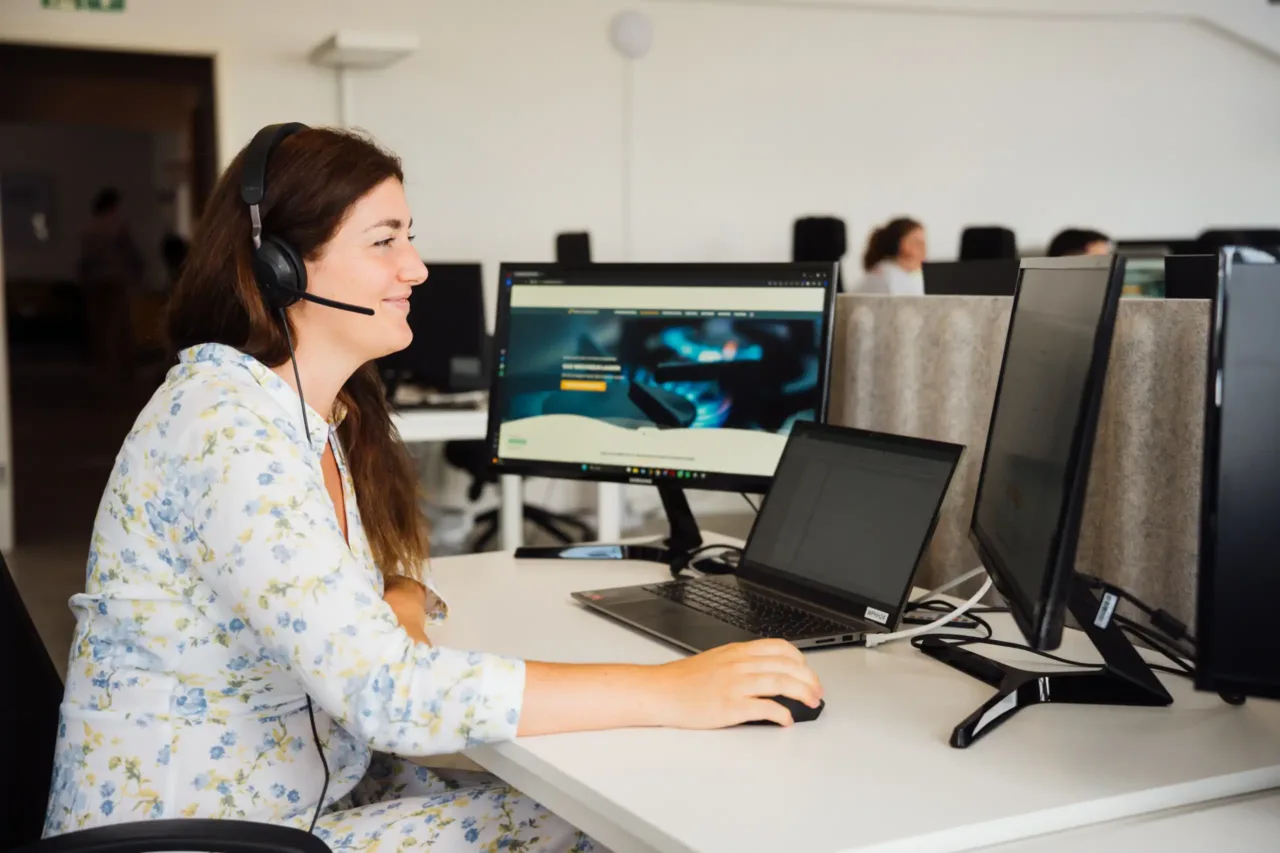 Kundenservice Mitarbeiterin bei der Arbeit