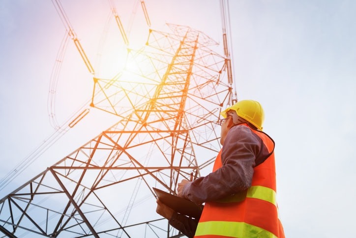 Smart-Meter-Rollout: Techniker überprüft Hochvolt-Turm