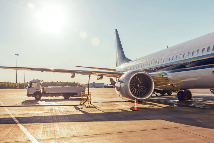 Flugzeug wird mit Kerosin betankt – steigende Treibstoffkosten 2026